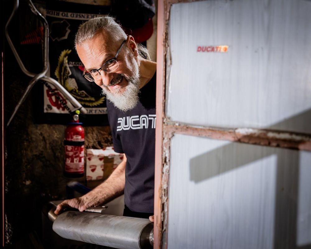 Ο Μαρίνος χαμογελά με εξάτμιση μηχανής στο χέρι – Rider Stories από GAS Motorsport Culture